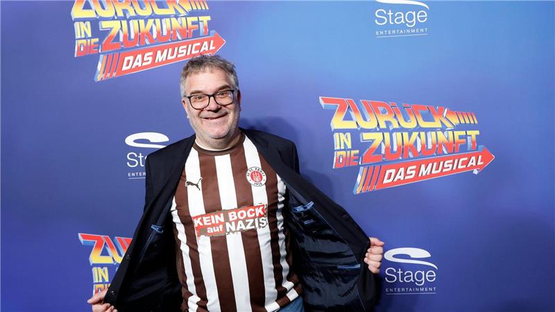 Moderator Elton zeigte sich auf dem Roten Teppich