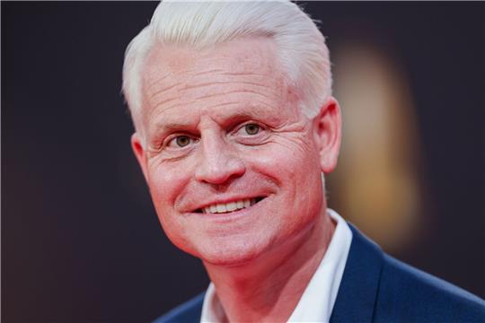 Moderator Guido Cantz schickt an Heiligabend einen Gruß aus der Küche vorweg und geht dann bereits zur Bescherung über.