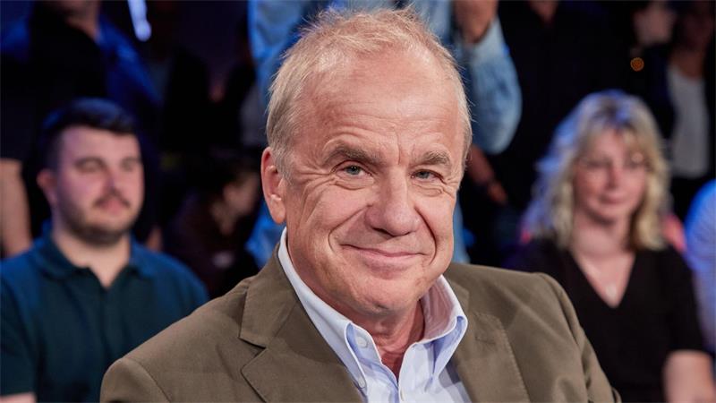 „NDR Talk Show“ feiert 400 Jahre Reeperbahn Moderator Hubertus Meyer-Burckhardt sitzt vor der Aufzeichnung der „NDR Talk Show“ auf der Bühne.