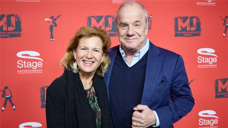 Michael Jackson Musical feiert umjubelte Deutschlandpremiere Moderator Hubertus Meyer-Burckhardt und seine Ehefrau Dorothee Röhrig lächeln in die Kameras.