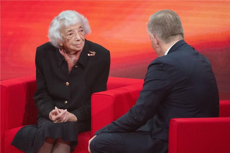 Moderator Johannes B. Kerner spricht während der TV-Spendengala "Ein Herz für Kinder" mit Margot Friedländer, Überlebende des Holocausts.