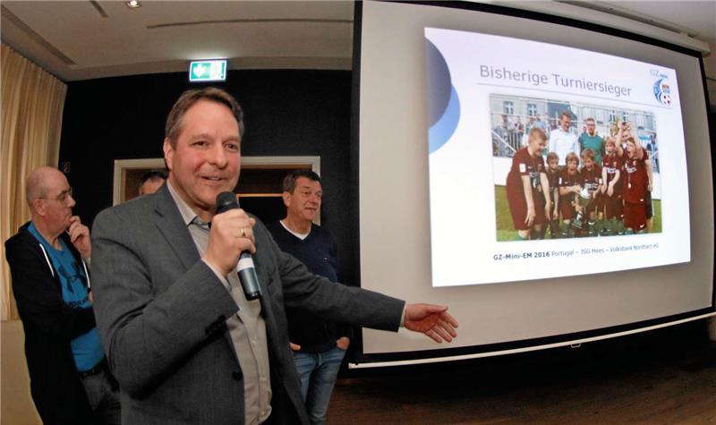 VfL Oker zieht das Traumlos Moderator Lutz Scheibel (großes Bild) führt durch die Veranstaltung. Sandra Schmelzer (kleines Bild) zieht die Mannschaften. Fotos: Epping