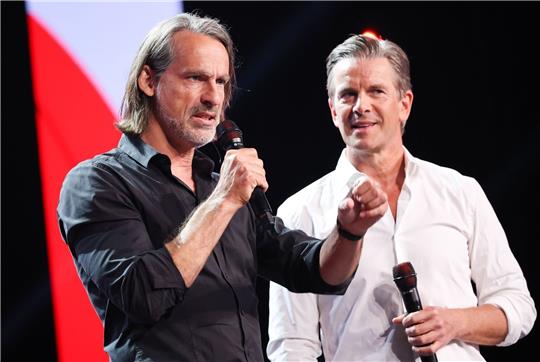 Israelische Botschaft wirft Precht Antisemitismus vor Moderator Markus Lanz und Richard David Precht bei einem Bühnengespräch. Nach einer umstrittenen Aussage des Autoren Richard David Precht zum orthodoxen Judentum im ZDF-Podcast «Lanz und Precht» hat die Redaktion die entsprechende Passage entfernt.
