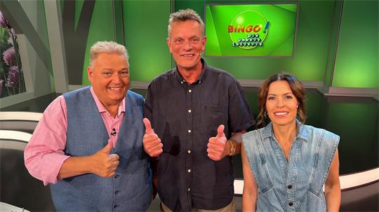Moderator Michael Thürnau, Bingo-Gewinner Stefan, und Morderatorin Jule Gölsdorf (v.l.)