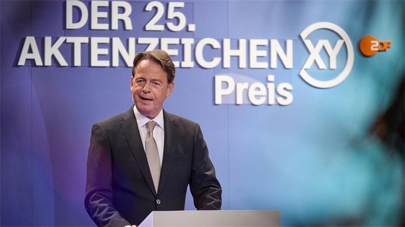Moderator Rudi Cerne spricht während der 25. Verleihung der XY-Preise.