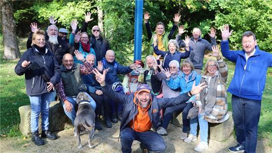 Moderator Schorse will von den Wolfshägern wissen, was ihr Dorf zum Besten der Welt macht. Dafür kommen sie zahlreich zum Gowische-Park.