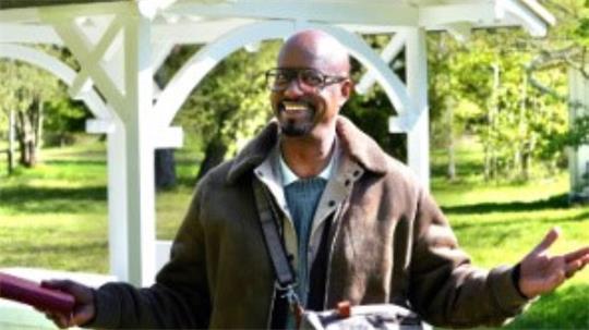 Moderator Yared Dibaba macht für seine „Zeitreisen“ in Eckertal Station.