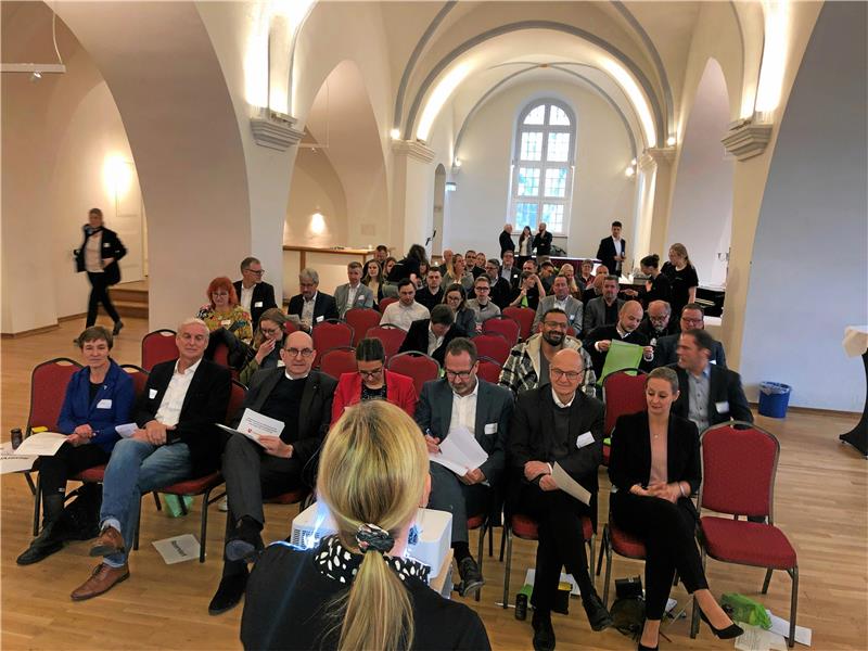 Wöltingerode sucht Wege aus der Verpackungsflut Moderatorin Cosima Schmitt begrüßt die Gäste der Auftaktveranstaltung zur europäischen Woche der Abfallvermeidung (vorn von rechts): die Professoren Dr. Sabrina Zellmer und Dr. Daniel Goldmann, Marc Lahmann, Landesgeschäftsführer Verband kommunaler Unternehmen, Umweltstaatssekretärin Anka Dobslaw, Matthias Wunderling-Weilbier, Staatssekretär aus dem Ministerium für Europaangelegenheiten, und stellvertretender Landrat Bodo Mahns. Foto: Stade