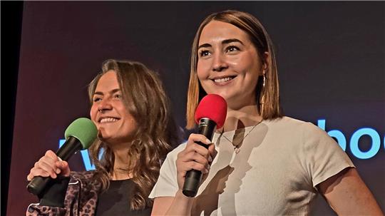 Moderatorin Leonie Houber und Luisa Charlotte Schulz.