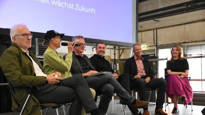 Buch und Ausstellung feiern die „Vorwärtsmacher“ des Harzes Moderatorin Sabrina Marggraf (rechts) lockt aus ihren Podiumsgästen heraus, wie und warum sie für den Harz brennen. Von links: Gerold Wucherpfennig, Melanie Funke, Christian Hille, Lars Wiedemann und Prof. Dr. Folker Roland.