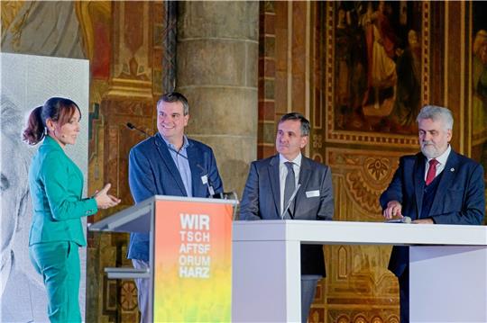 Moderatorin Susi Brandt befragt in der Kaiserpfalz die Landräte Alexander Saipa (2. v. li.) und Thomas Balcerowski sowie Sachsen-Anhalts Wissenschaftsminister Armin Willingmann (re.).  Fotos: Frank Drechsler