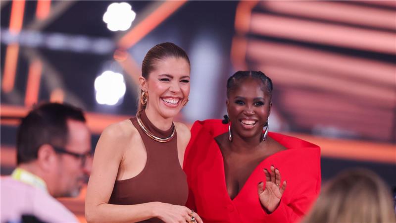 Swarovski tanzt wieder selbst - was macht Daniel Hartwich? Moderatorin Victoria Swarovski und Tanz-Jurorin Motsi Mabuse eröffneten gemeinsam die RTL-Show „Let’s Dance“. (Archivbild)