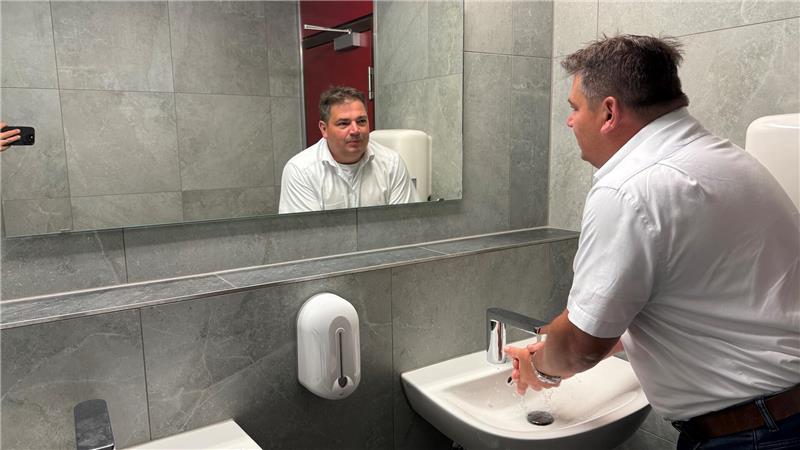 Modern, praktisch und leicht zu reinigen: Die neuen sanitären Anlagen im Kurgastzentrum können sich sehen lassen, findet nicht nur Dirk Becker, der Geschäftsführer der Braunlage-Tourismus-Gesellschaft.