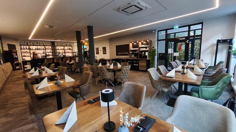 Modern und gemütlich sind Gastraum und Bar des „Caruso“ eingerichtet und laden dazu ein, hier entspannte Stunden zu verbringen.