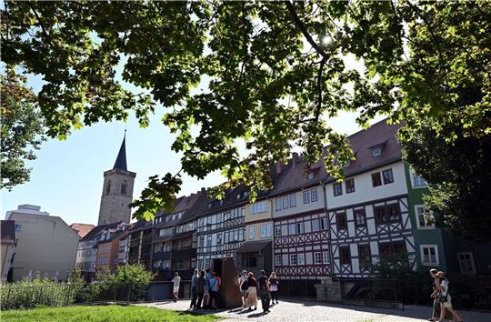 Moderne Architektur steht über dem 2007 entdeckten mittelalterlichen Ritualbad (Mikwe) an der Krämerbrücke.