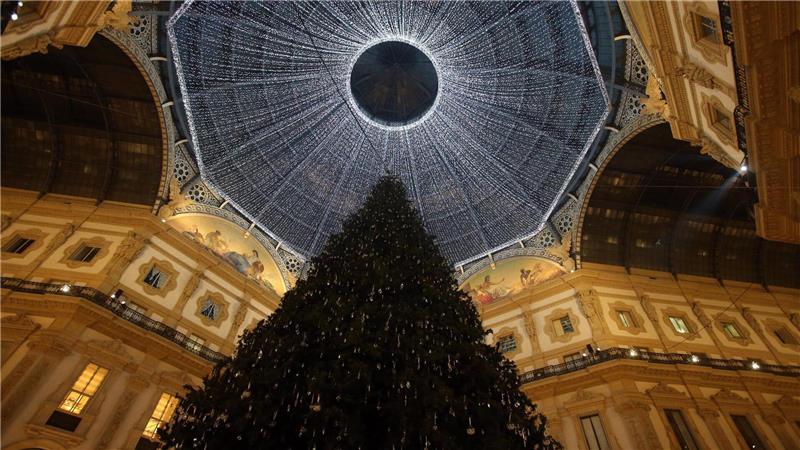 Beeindruckende Weihnachtsbäume aus aller Welt Moderne Inszenierung in Mailands berühmter Einkaufsgalerie: Der Weihnachtsbaum - hier im Dezember 2016 - wird glamourös mit LED-Lichtern beleuchtet und luxuriösen Ornamenten von Marken wie Cartier oder Swarovski verziert. (Archivbild)
