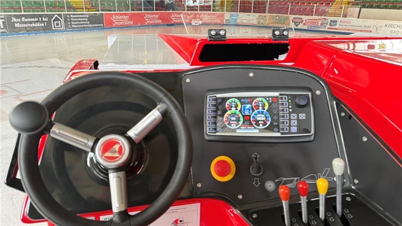 Das Cockpit der neuen Eismaschine ist zu sehen.