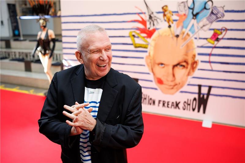 Fantasie und viel Chic: Jean Paul Gaultier ist zurück Modeschöpfer Jean Paul Gaultier bei der Deutschland-Premiere der „Fashion Freak Show" in München.