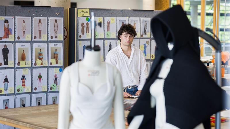 Sind Trachten in? Was Modedesigner von Helgoland mitbrachten Modestudent Linus Koss und seine Kommilitonen sahen sich auf der Insel traditionelle Trachten an und sprachen mit den Mitgliedern des Helgoländer Trachtenvereins.