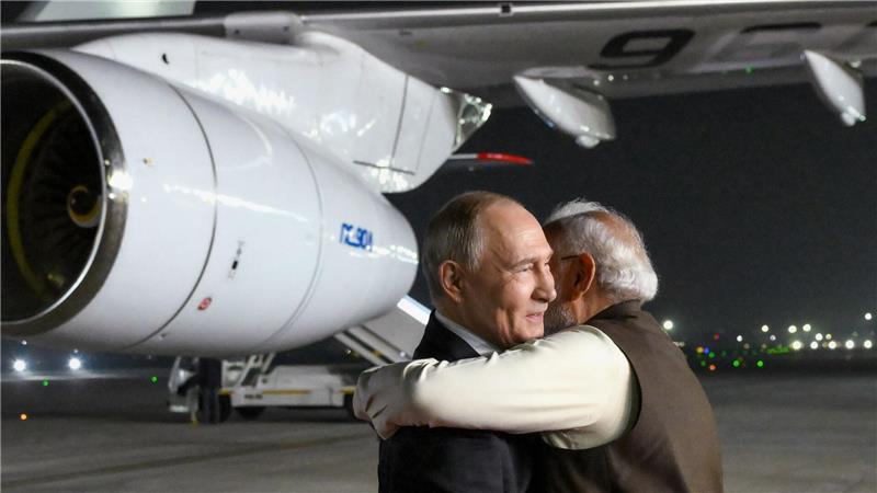 Modi umarmte Putin schon am Flughafen, als der im Dezember Neu-Delhi besuchte. (Archivbild)