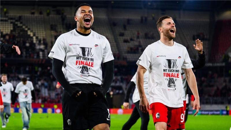 Neue Dimension: Freiburgs bemerkenswerter Weg nach Istanbul Möchten auch nach dem Endspiel wieder jubeln: Noah Atubolu (l) und Lucas Höler (r). (Archivbild)