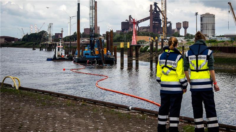 Möglicherweise können schon am Wochenende wieder große Schiffe die Unfallstelle im Bremer Industriehafen passieren. 