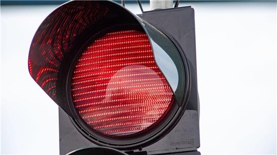 Möglicherweise war die Autofahrerin von der tiefstehenden Sonne geblendet. (Symbolbild)