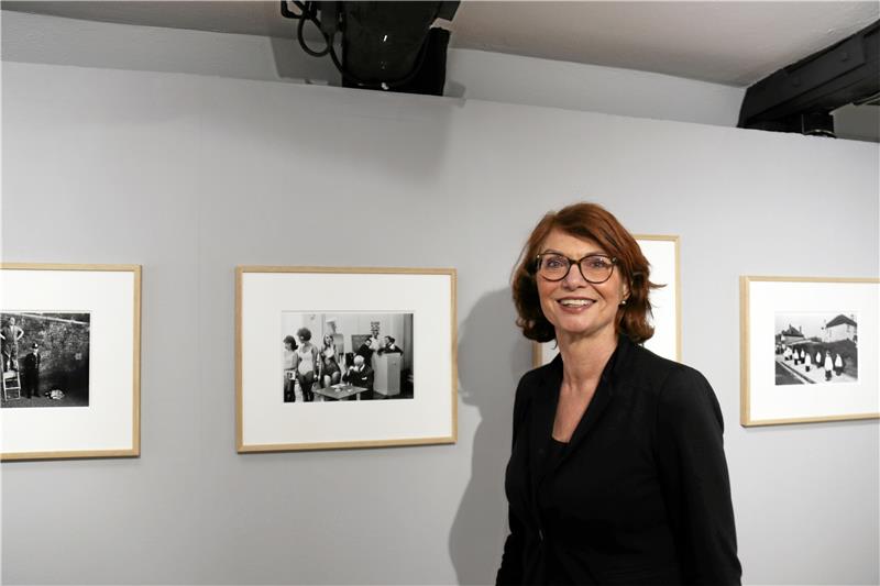 Goslarer Mönchehaus zeigt Dokumentarfotos aus England Mönchehaus-Leiterin Dr. Bettina Ruhrberg beim Rundgang durch die neue Ausstellung. Foto: Hartmann