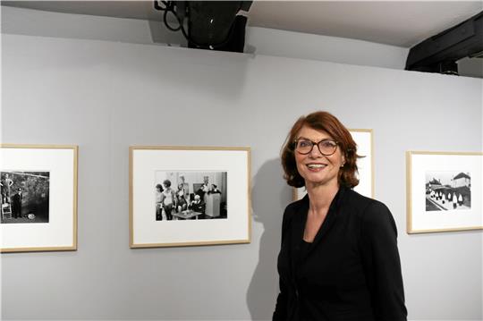 Mönchehaus-Leiterin Dr. Bettina Ruhrberg beim Rundgang durch die neue Ausstellung. Foto: Hartmann