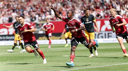 Mohamed Alì Zoma (M) ist für den 1. FC Nürnberg Gold wert.