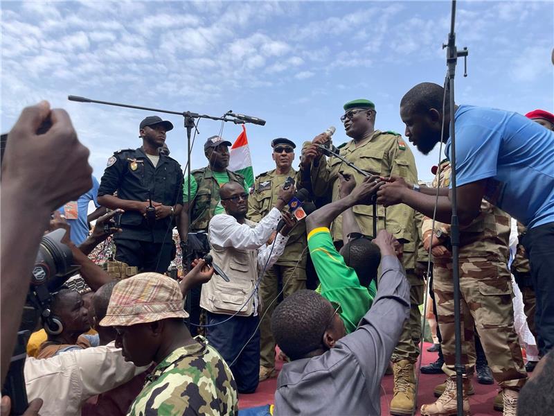 Bangen in Westafrika - vorerst keine Militärintervention Mohamed Toumba, einer der Soldaten, die den nigrischen Präsidenten Mohamed Bazoum gestürzt haben, spricht zu Anhängern der nigrischen Junta.