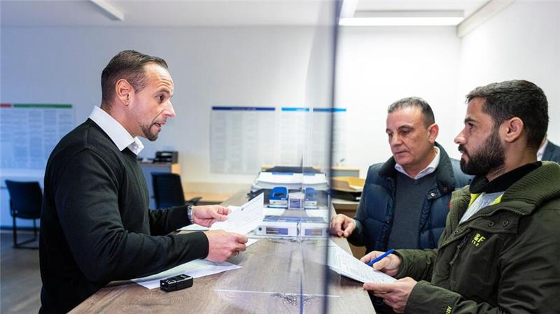 Mohammad (r) bekam die erste Bezahlkarte.
