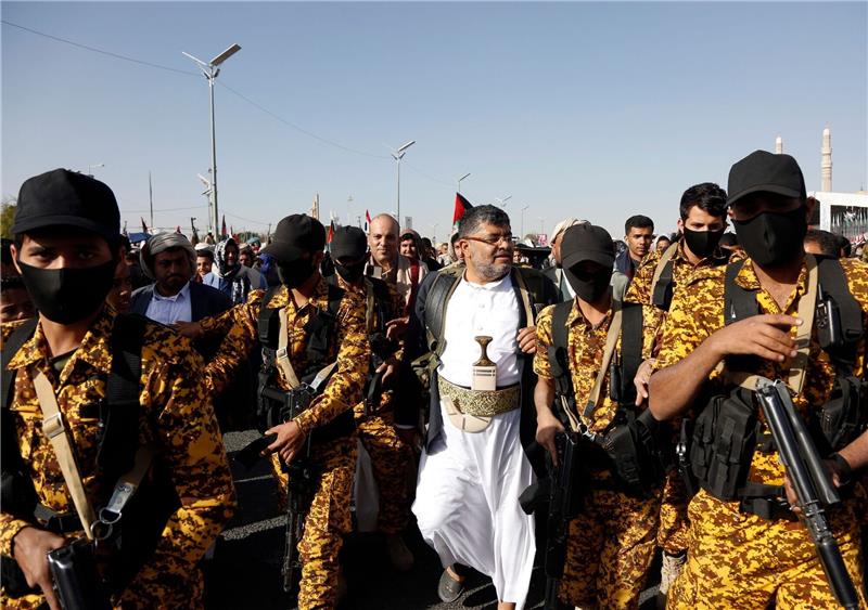 Erneuter US-Schlag gegen Huthi - Moskau verurteilt Angriff Mohammed Ali al-Houthi (M), ehemaliger Präsident des Revolutionskomitees, kommt zu einer Demonstration in Sanaa gegen die von den USA geführten Luftangriffe.