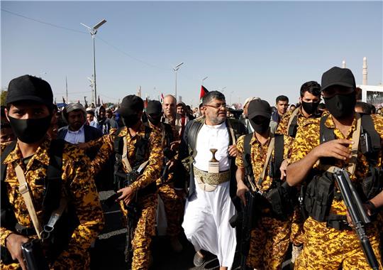 Mohammed Ali al-Houthi (M), ehemaliger Präsident des Revolutionskomitees, kommt zu einer Demonstration in Sanaa gegen die von den USA geführten Luftangriffe.