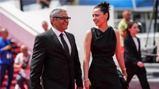 Mohammed Rassulof stellt mit seiner Tochter Baran Rassulof seinen Film „The Seed of the Sacred Fig“ in Cannes vor.