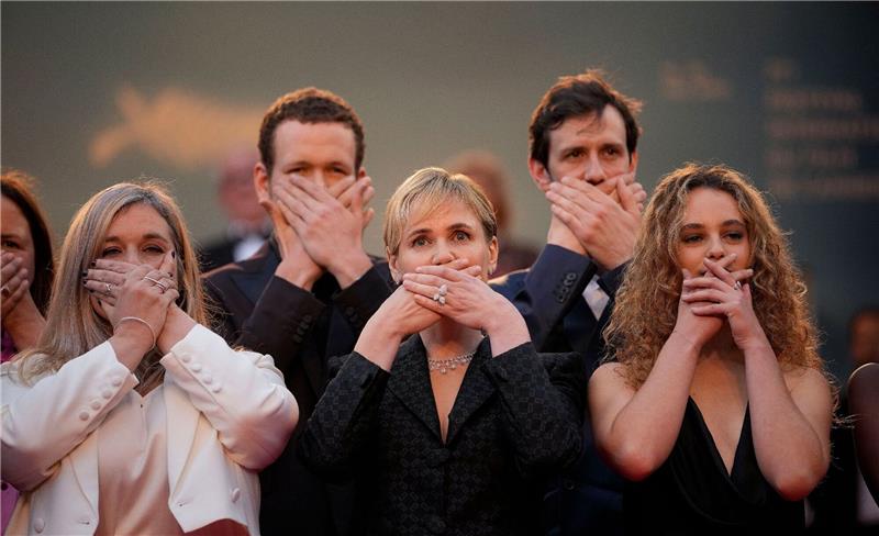 „Moi Aussi”: Film über zweite MeToo-Welle in Frankreich «Moi aussi» (frz. für «Me Too») zeigt um die 1000 Menschen in einer Straße in Paris.