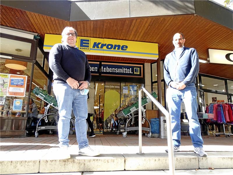 Molkenhaus-Gastwirt Klaus Moschny (l.) hat Torben Krone (r.), Geschäftsführer des Edeka-Markts in der Innenstadt, nur einmal fragen müssen – der hat sofort zugesagt, sich an der Kastanienaktion zu beteiligen.  Foto: Exner