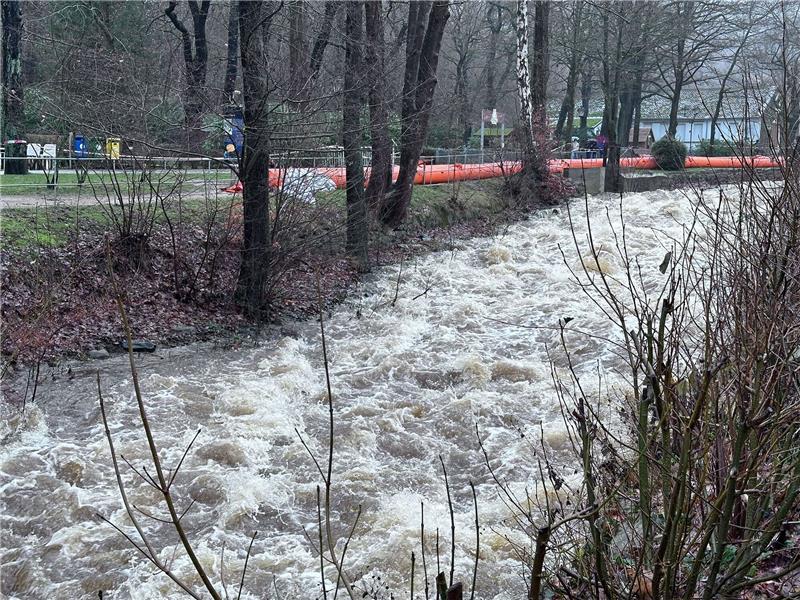 Hochwasserentlastung soll Überlaufen der Talsperren verhindern Momentan fließt ein reißender Strom durch den Kurpark in Bad Harzburg – der Hochwasserdamm dort ist bereits gestern verstärkt worden. Foto: Schlegel