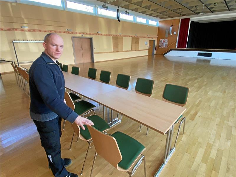 Momentan ist es im Freizeitzentrum vergleichsweise ruhig. Das heißt natürlich nicht, dass Sebastian Werner wenig zu tun hätte. Andererseits ist es für einen neuen Hausmeister natürlich hilfreich, nicht gleich die volle Ladung Veranstaltungen abzubekommen. Foto: Schlegel