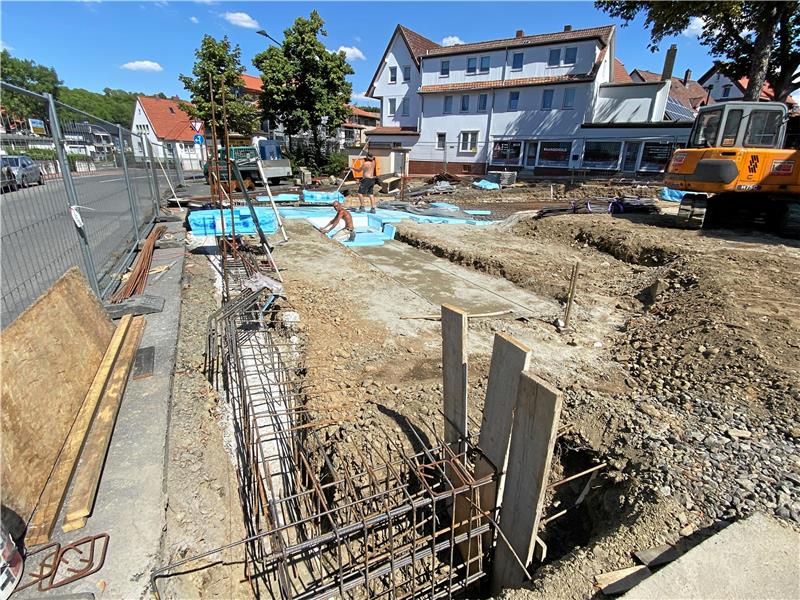 Momentan wird das Fundament des Anbau gelegt. Waschhalle, Lager und Werkstatt für die Feuerwehr sollen im Herbst fertig sein. Ob dann die gesamten 1,1 Millionen Euro ausgegeben sind, ist noch nicht gewiss. Foto: Schlegel