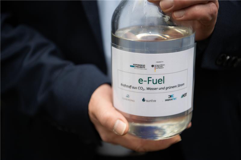 Momentan würde ein Liter E-Fuel bis zu sechs Euro kosten. Foto: Marijan Murat/dpa