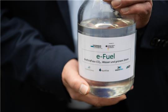 Momentan würde ein Liter E-Fuel bis zu sechs Euro kosten. Foto: Marijan Murat/dpa