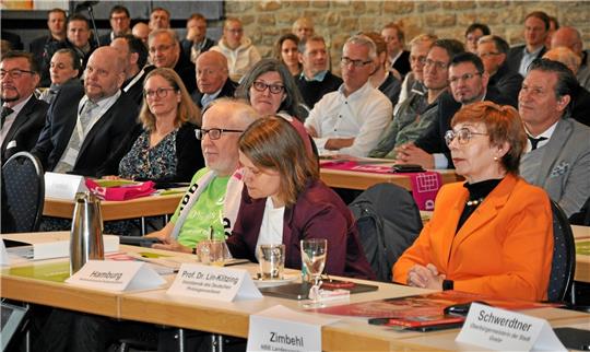 Momentaufnahme beim Philologentag: Während Kultusministerin Julia Hamburg in der ersten Reihe fleißig mitschreibt, hören die Vorsitzenden Dr. Jürgen Rabbow (Niedersachsen) und Dr. Susanne Lin-Klitzing (Bund) aufmerksam zu. Foto: Heine
