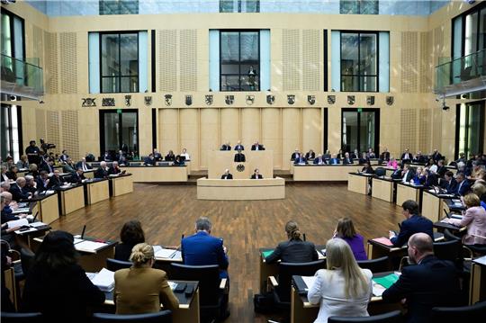 Mona Neubaur während ihrer Rede im Deutschen Bundesrat.