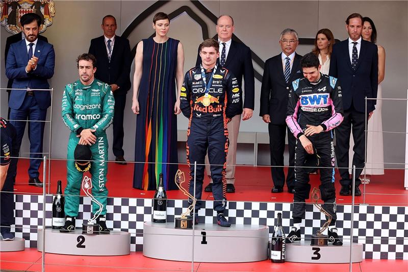 Unschlagbarer Verstappen baut Führung mit Monaco-Sieg aus Monaco-Sieger Max Verstappen (M) steht zwischen dem Zweitplatzierten Fernando Alonso (l) und Esteban Ocon auf dem Siegerpodium.