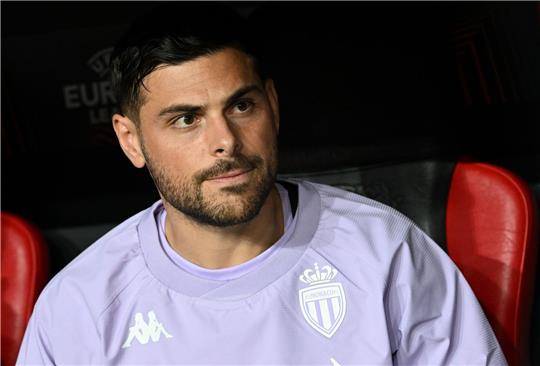 Monacos Kevin Volland sitzt zu Beginn des Spiels auf der Bank.