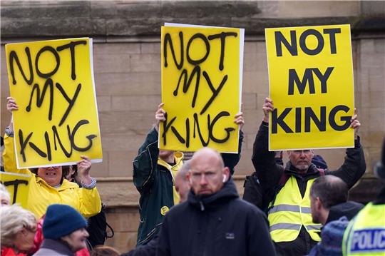 Monarchie-Gegner tragen Plakate mit der Aufschrift «Not My King» (dt: nicht mein König), während sie auf die Ankunft von Charles und Camilla zum königlichen Gründonnerstagsgottesdienst im York Minster warten.