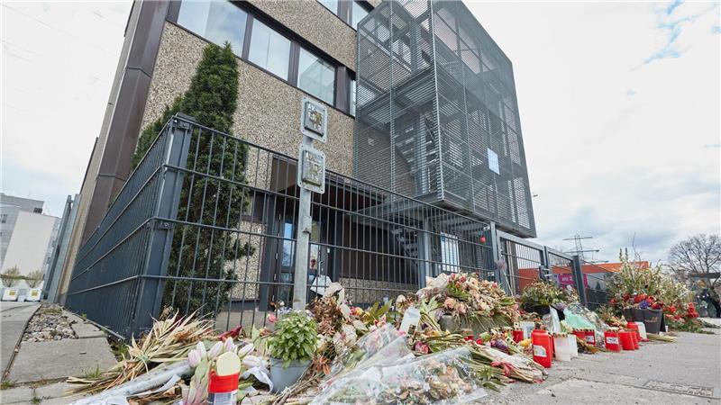 Monatelang trauerten Menschen um die Opfer des Amoklaufs bei den Zeugen Jehovas in Hamburg-Alsterdorf. (Archivbild)