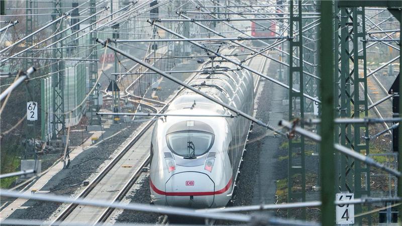 Zugverkehr nach Sanierung stabiler, aber nicht störungsfrei Monatelang war die Riedbahn wegen einer Generalsanierung gesperrt, seitdem sind die Züge nach Angaben der Deutschen Bahn pünktlicher. (Archivbild)