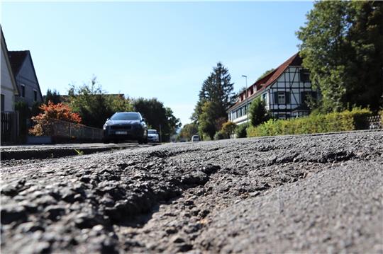 Mondlandschaft: Die Krater im Verlauf der Landesstraße 515 vom Europaplatz bis zum Chemiepark sind sehr tief und stellen eine Gefahrenquelle dar.  Foto: Neddermeier
